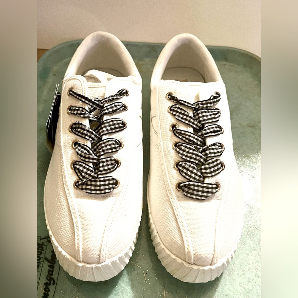 TRETORN ~ Modern White Semi~Platform Tennis Shoes